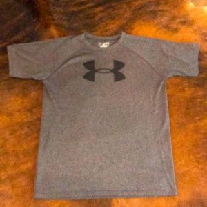 Under Armour heat gear loose fit boys shirt. YXL